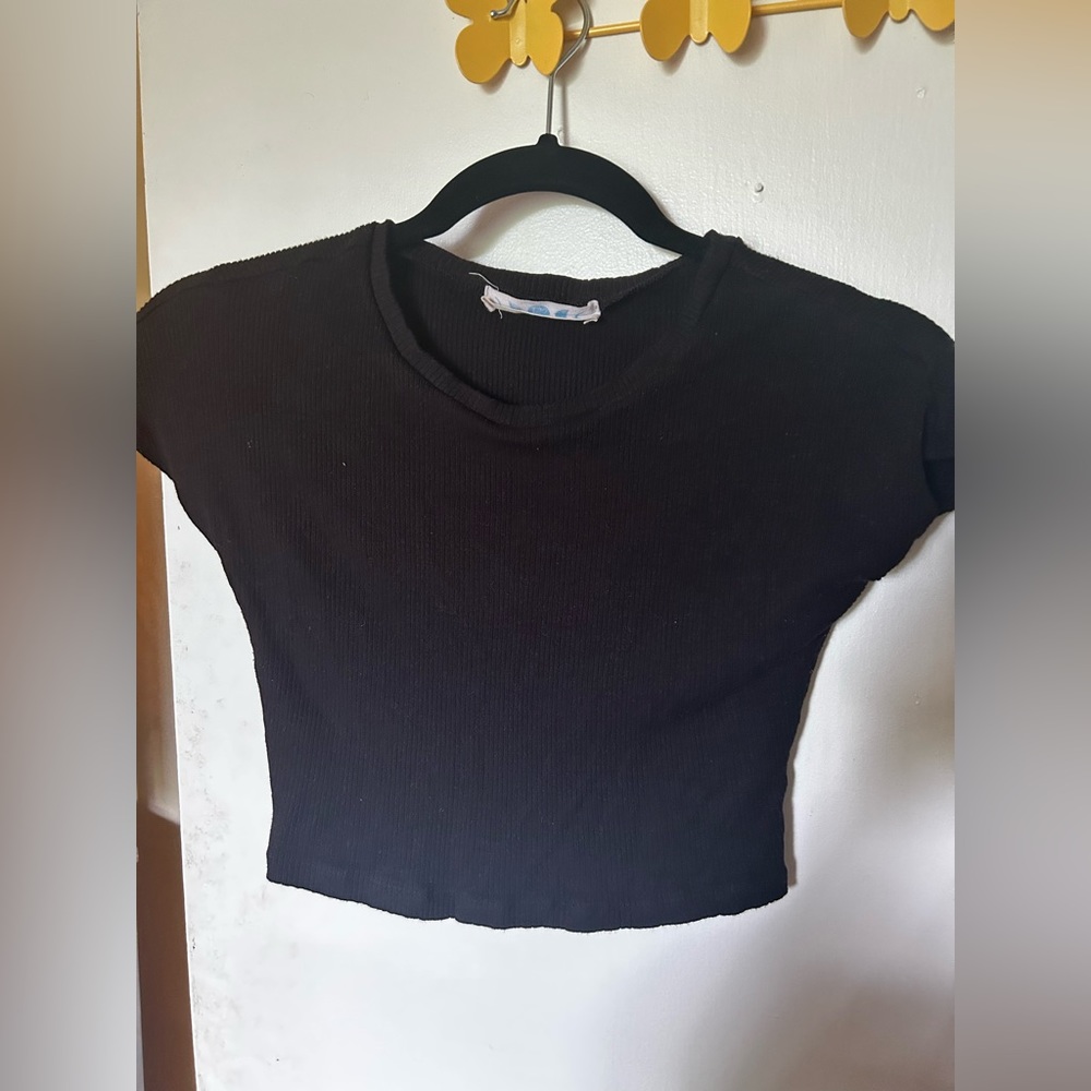 Super cute black crop!